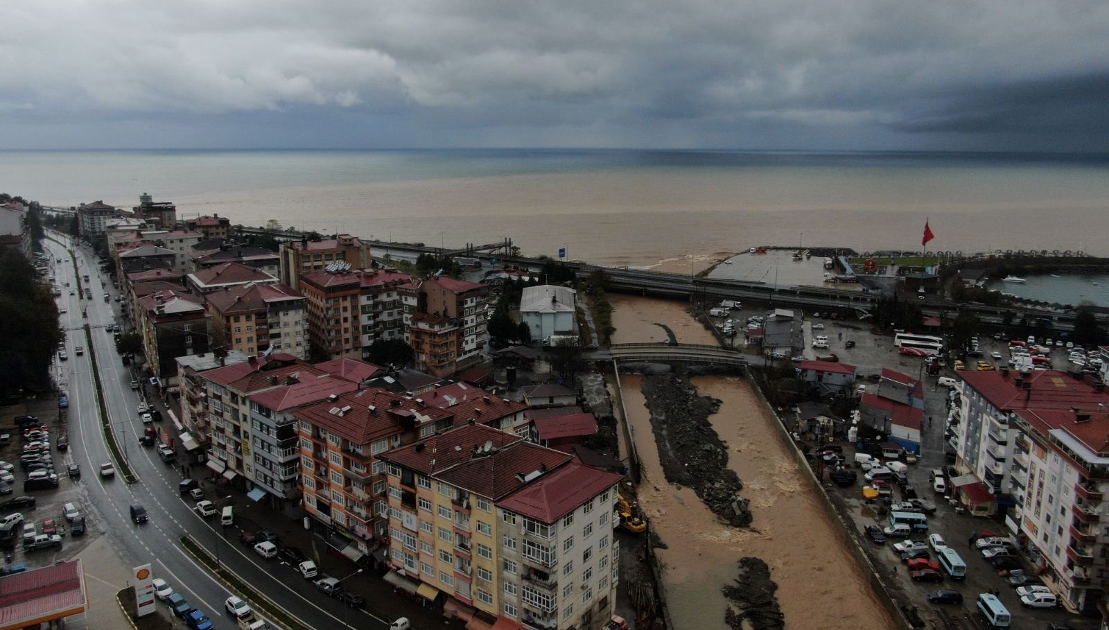 Rize’de denizin rengi değişti